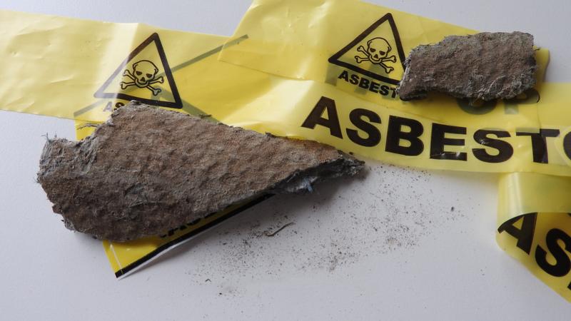 Sanierung von Dächern, die Asbest erhalten