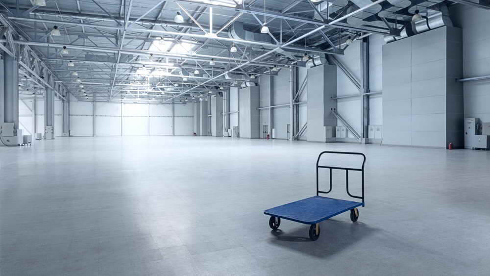 leere Industriehalle mit neuem Epoxidharzboden