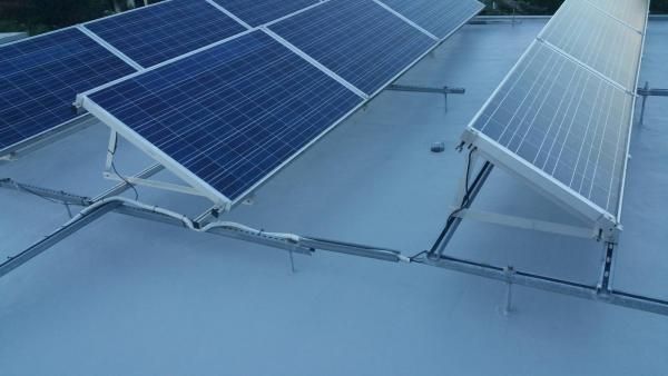 Langlebige Dachversiegelung auch bei problematischen Dachaufbauten bei Photovoltaikanlagen