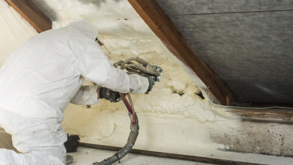 Dämmung eines Dachbodens mit Polyurethanschaum